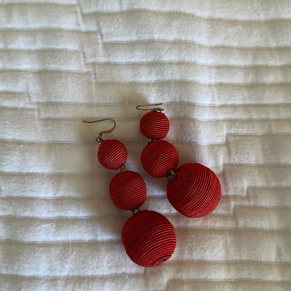 Red statement earrings - Picture 2 of 2